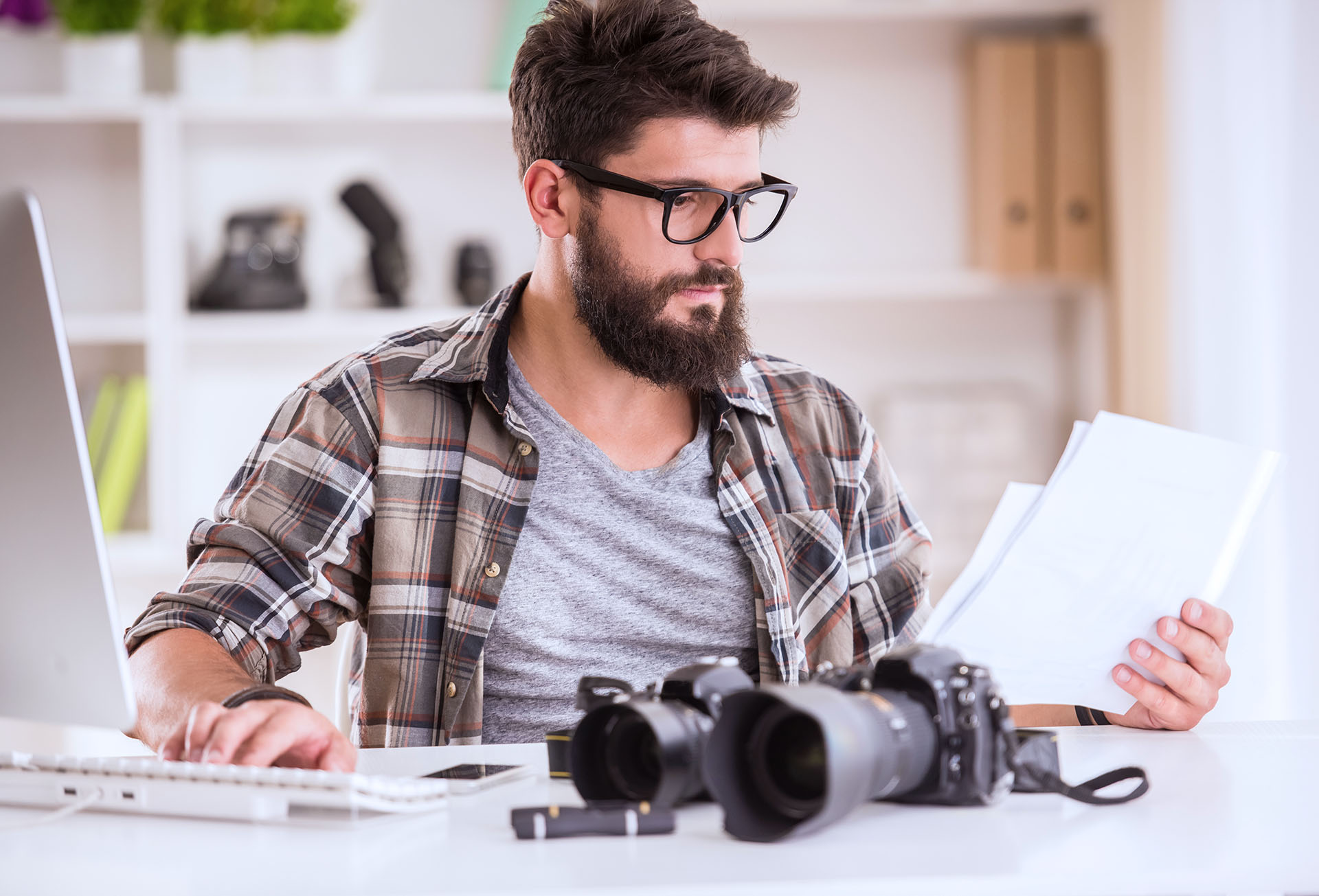 Fotograf liest Rechnungsvorlage