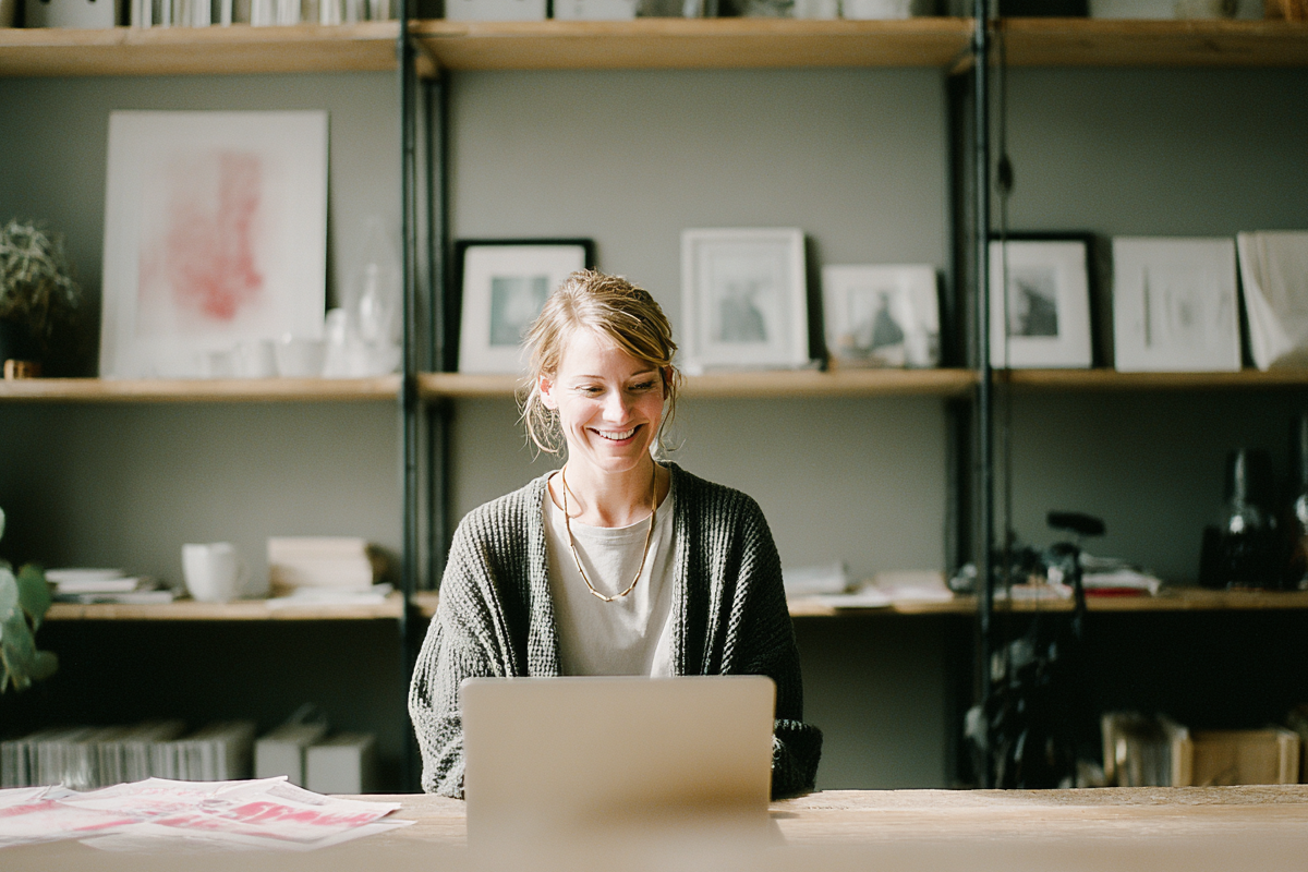 selbständige Blumenverkäuferin am Laptop schreibt Rechnungen mit easybill