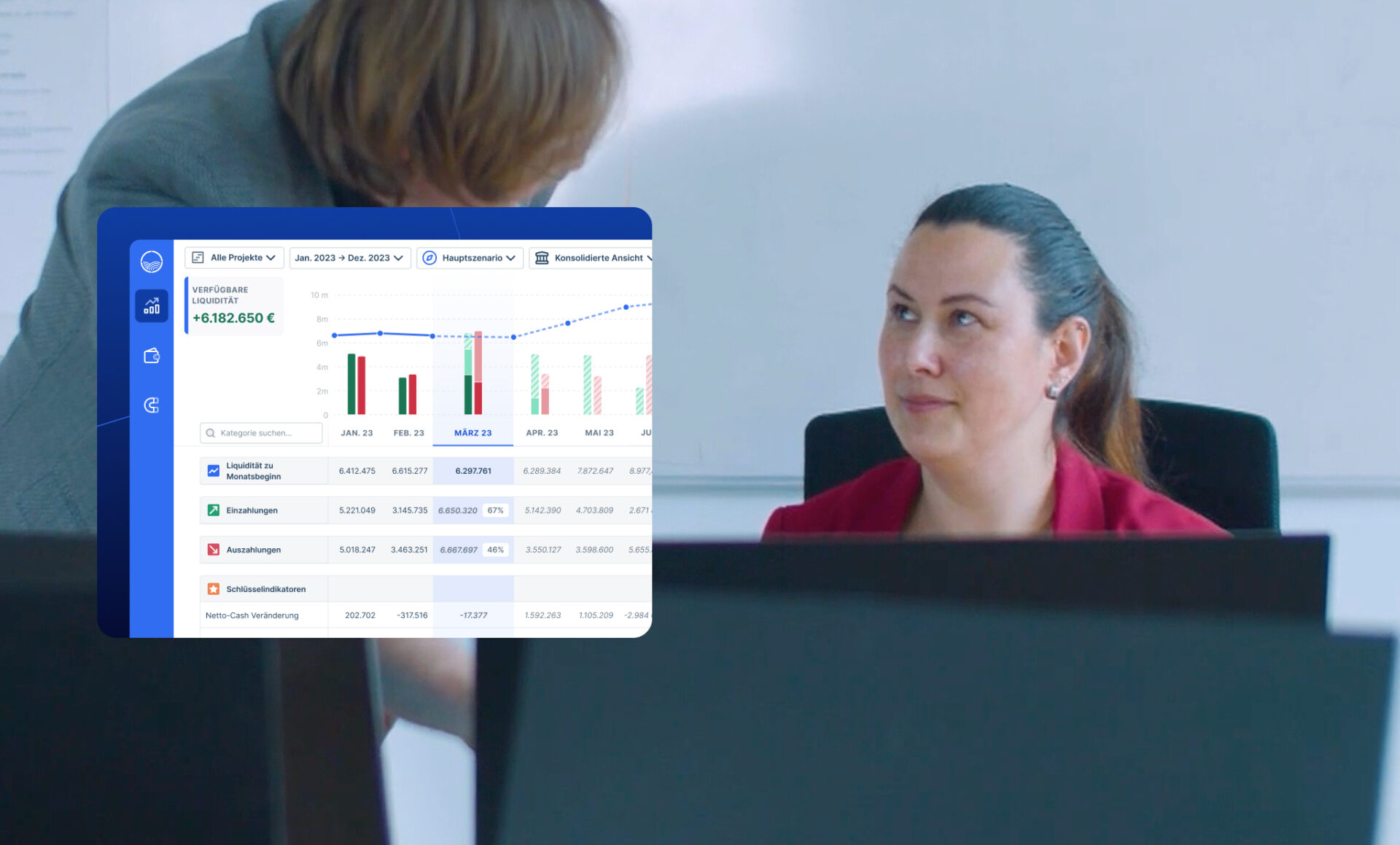 Frau am Arbeitsplatz unterhält sich über Agicap Lösungen