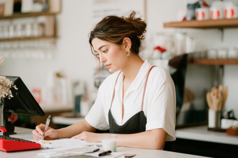 Headerbild für Blogbeitrag zum Thema Kleinunternehmer und Steuerspartipps