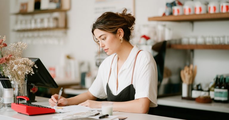 Headerbild für Blogbeitrag zum Thema Kleinunternehmer und Steuerspartipps