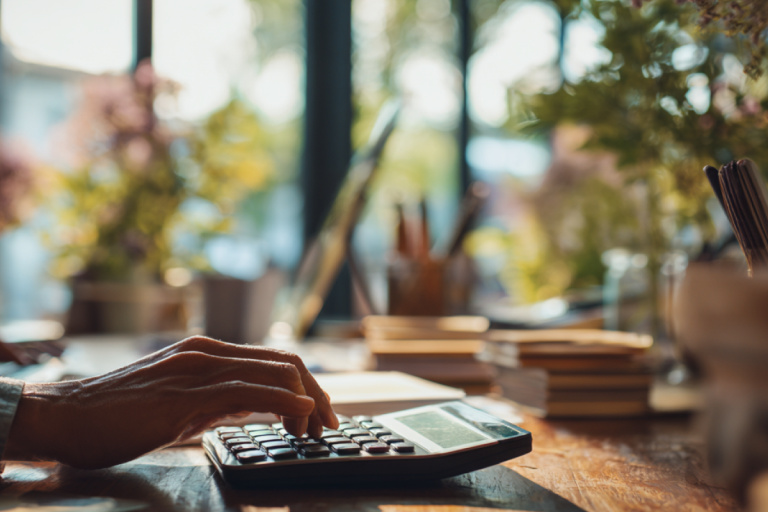 Taschenrechner und Rechnungen mit Euro-Banknoten zur Berechnung der Mehrwertsteuer