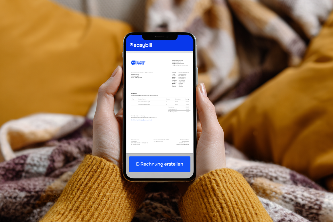 Ein Mann mit Brille und Laptop lächelt, während er das Easybill-Dokumentenerstellungsfenster nutzt, das Optionen wie Rechnung, Gutschrift, Proforma-Rechnung und mehr anzeigt